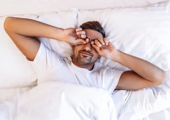 Ύπνος: Ο «κανόνας των 15 λεπτών» από νευροεπιστήμονα για ευκολότερο ξύπνημα