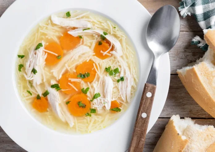 Η απόλυτη κοτόσουπα αυγολέμονο για την Κυριακή της κακοκαιρίας: Το μυστικό για να γίνει μελωμένη και πεντανόστιμη