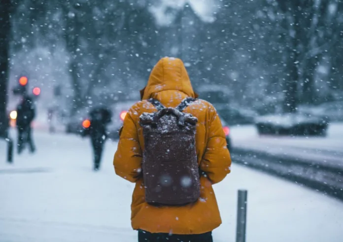 «Το κρύο σου τρυπάει τα κόκαλα»: Τι ισχύει πραγματικά για το ανθρώπινο σώμα και τις χαμηλές θερμοκρασίες