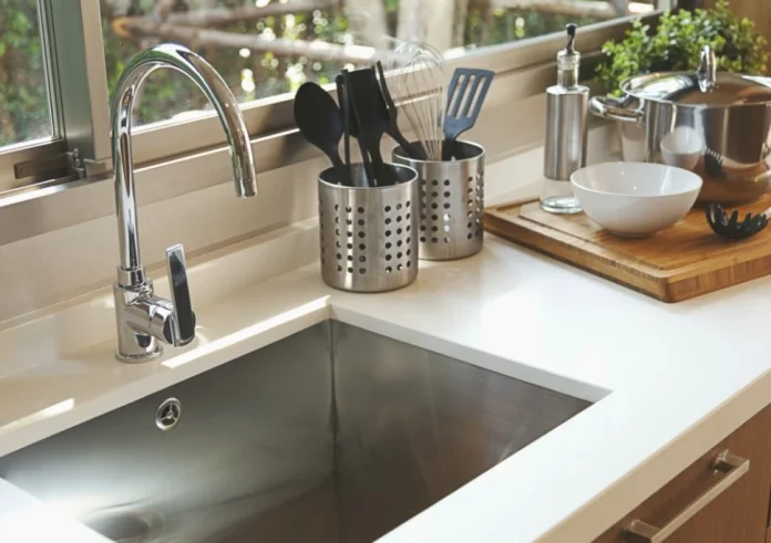 «Αόρατοι» κίνδυνοι στον νεροχύτη: Τα τρόφιμα που μπλοκάρουν τις σωληνώσεις