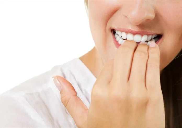 Ονυχοφαγία: Ο κρυφός «εχθρός» των δοντιών – Γιατί ο οδοντίατρος κρούει τον κώδωνα του κινδύνου