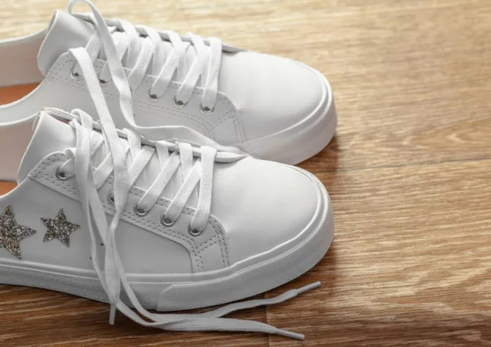 Πώς να καθαρίσετε τα λευκά sneakers: Το κόλπο για να δείχνουν σαν καινούργια χωρίς πλυντήριο