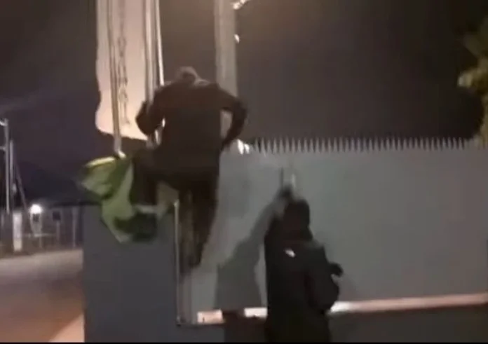 Μπερδεύτηκαν στο Μενίδι: Ο Ρουβίκωνας έσπασε τη τζαμαρία σε λάθος εταιρεία και όχι στη Βιολάντα