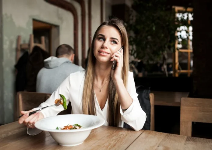 Solo Dining: Γιατί το να τρως μόνος σε ένα εστιατόριο δεν είναι πια ταμπού αλλά η απόλυτη τάση αυτοφροντίδας