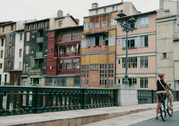 «Υπνοδωμάτια προς πώληση»: Η νέα στρατηγική στην Ευρώπη που αποκαλύπτει την κρίση στέγασης