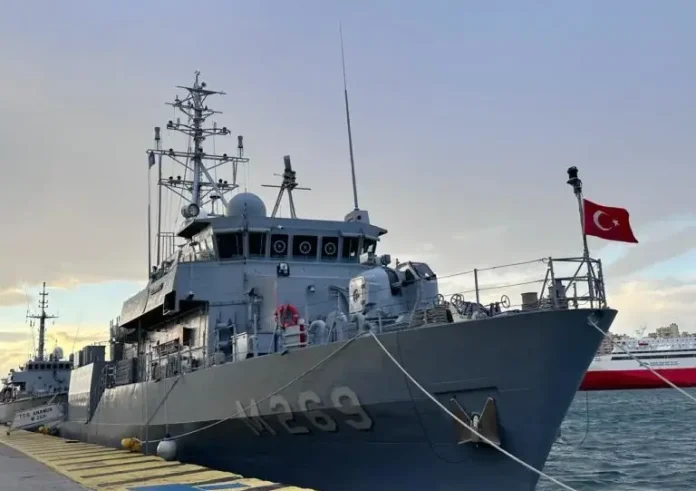 Τουρκικό πολεμικό πλοίο στον Πειραιά: Το παρασκήνιο και η κατάσταση των ελληνικών ναρκοθηρευτικών