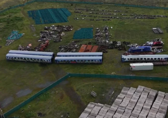 Τρία χρόνια από την τραγωδία στα Τέμπη: Το «νεκροταφείο» βαγονιών στο Κουλούρι