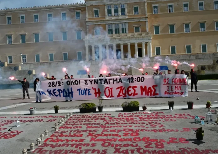 Τρία χρόνια μετά την τραγωδία στα Τέμπη: Στους δρόμους για «δικαιοσύνη» με πορείες και απεργίες