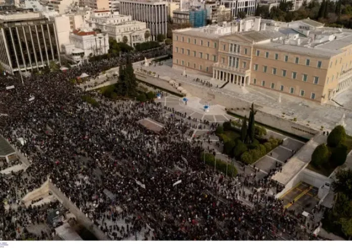 «Απαιτούμε πραγματική δικαίωση»: Τρία χρόνια μετά την τραγωδία στα Τέμπη, ξεσηκωμός και απεργίες