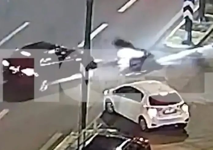 Λεωφόρος Συγγρού: Αυτοκίνητο συγκρούστηκε με μηχανή – Σε κολόνα χτύπησε ο οδηγός της. Βίντεο