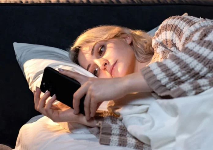 Γιατί πρέπει να σταματήσετε να κοιμάστε με το κινητό δίπλα στο μαξιλάρι: Οι επιπτώσεις στην υγεία που αγνοούμε
