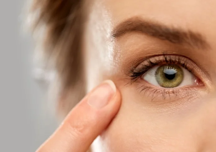 «Μυγάκια» στο οπτικό πεδίο: Ο άγνωστος «επισκέπτης» στα μάτια σας