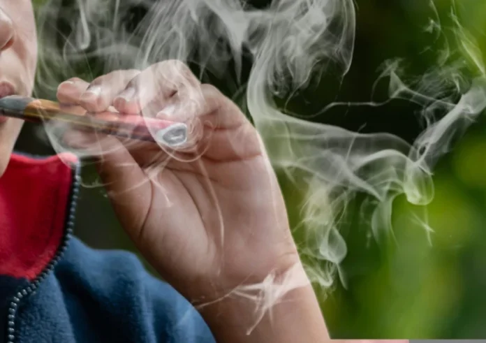 Ανησυχητική αύξηση καπνίσματος και ατμίσματος στους εφήβους: Τι αποκαλύπτει η Ευρωπαϊκή Έρευνα