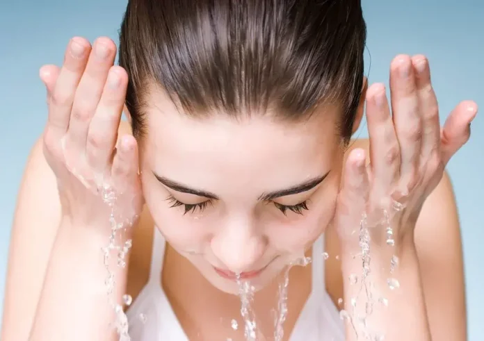 Ξεχάστε το κρύο νερό: Η σωστή θερμοκρασία για το πλύσιμο του προσώπου σας