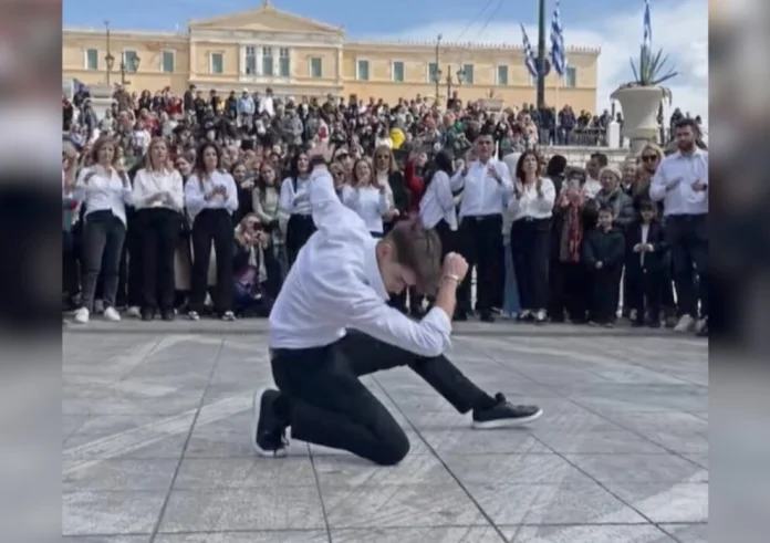 Viral ζεϊμπέκικο: Το χορευτικό που «ξεσήκωσε» το Σύνταγμα και ενθουσίασε το TikTok