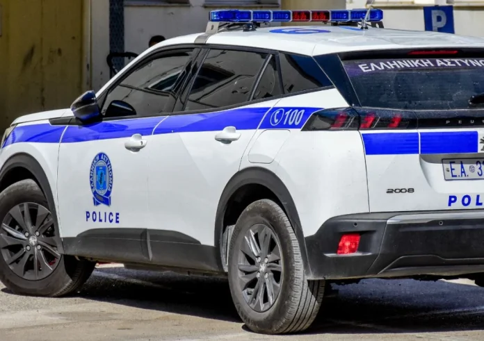 Επίθεση με τσεκούρι στους Αμπελόκηπους: Γιος γνωστής δημοσιογράφου τραυμάτισε αστυνομικό