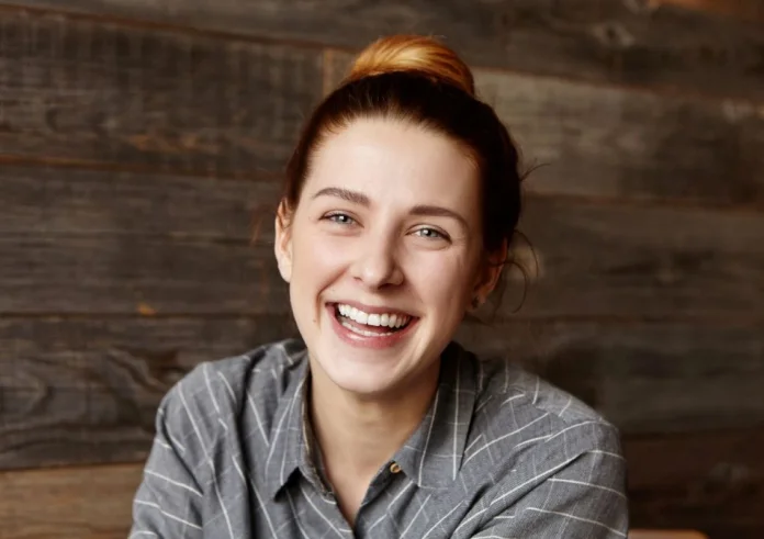 Η αστεία συνήθεια που σε κάνει πιο συμπαθή στους άλλους χωρίς να το καταλαβαίνεις