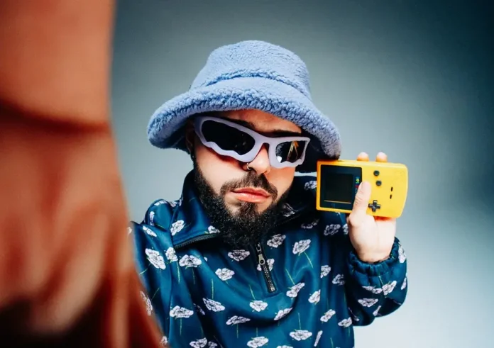 «Φέρτο»: Τα πρώτα πλάνα από το ανατρεπτικό βίντεο κλιπ – Ο Ακύλας αλλάζει «καπέλο»