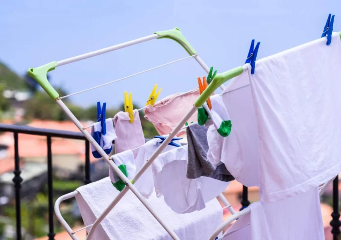 Καθαρά ρούχα στο μπαλκόνι: Μήπως τελικά γεμίζουν μικρόβια και ρύπους;