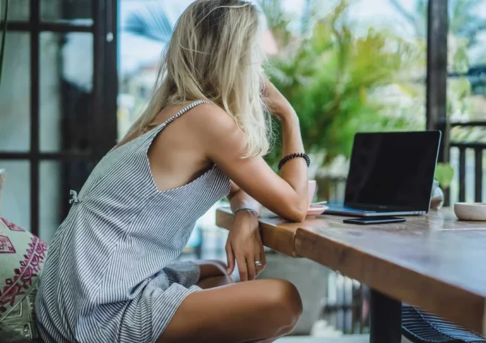 Posture Reset: 4 ασκήσεις των 2 λεπτών στο γραφείο για να διορθώσετε την καμπούρα του smartphone