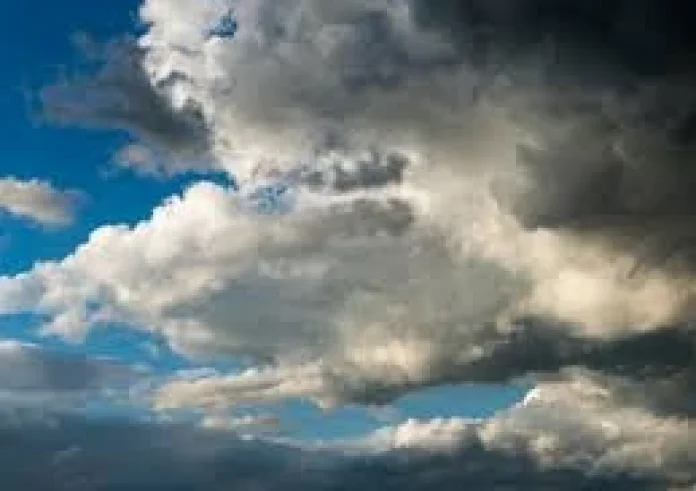 Άστατος καιρός: Η απότομη αλλαγή που φέρνει βροχές και ενισχυμένους ανέμους – Πού θα «χτυπήσουν» τα φαινόμενα