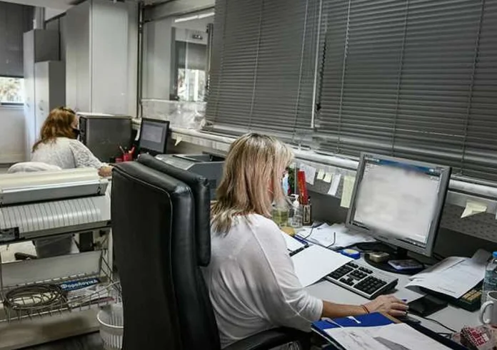 Extra χρηματικά ποσά για δημόσιους υπαλλήλους: Ποιες κατηγορίες θα λάβουν μπόνους