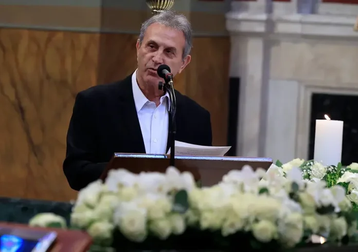 Γιώργος Νταλάρας: «Βρε μάνα, πώς παίρνεις τέτοιο ρίσκο;» – Η συγκλονιστική απάντηση στην κηδεία της Μαρινέλλας