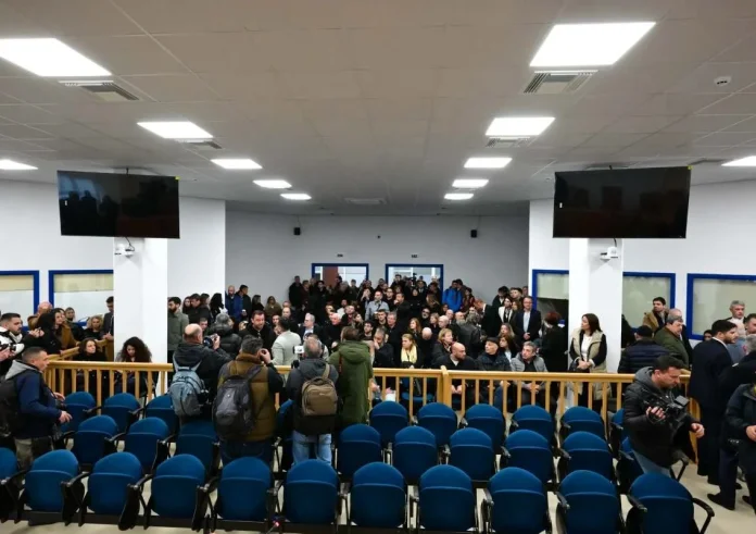 Δίκη για Τέμπη: Χάος και ασφυκτικές συνθήκες στην αίθουσα - Παρέμβαση Αρείου Πάγου