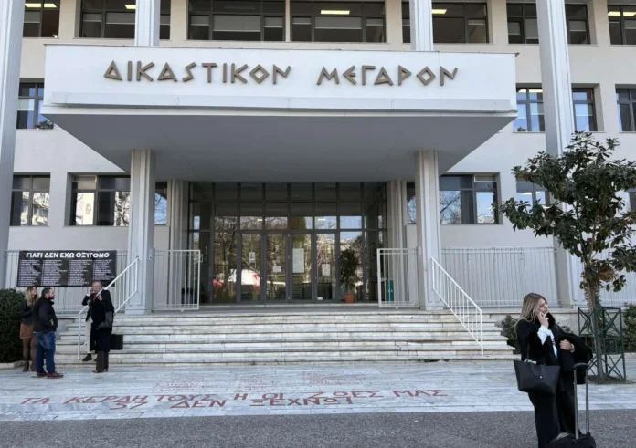 Διακοπή στη δίκη των Τεμπών: Λιποθύμησε η πρόεδρος – «Συγγνώμη, δεν αισθάνομαι καλά»