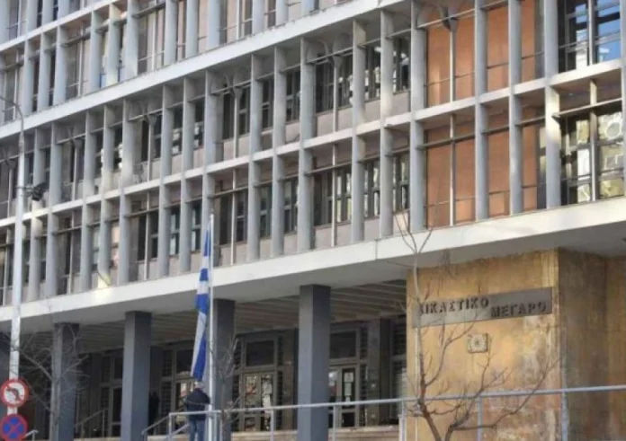 Δολοφονία στην Καλαμαριά: Παραδόθηκε ο 19χρονος φίλος του θύματος – Στα δικαστήρια την ώρα της κηδείας