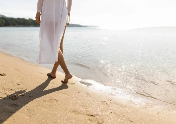 Η δύναμη του 'Earthing': Γιατί το να περπατάτε ξυπόλητοι είναι το απόλυτο stress-reliever του 2026