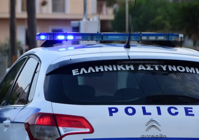 Σοκαριστική εισβολή: 65χρονος απειλεί υπαλλήλους του ΕΦΚΑ στην Ομόνοια με στυλιάρι
