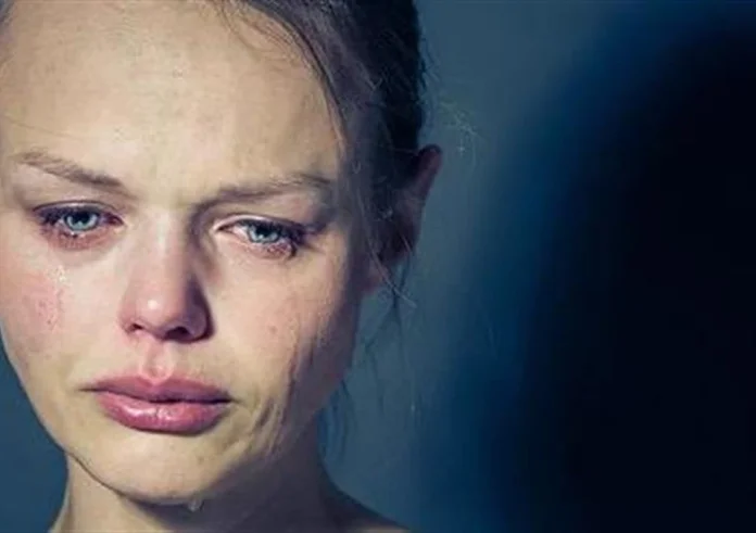 Είναι εντάξει να κλαις; Γιατί τα δάκρυα είναι το «φάρμακο» της ψυχής μας