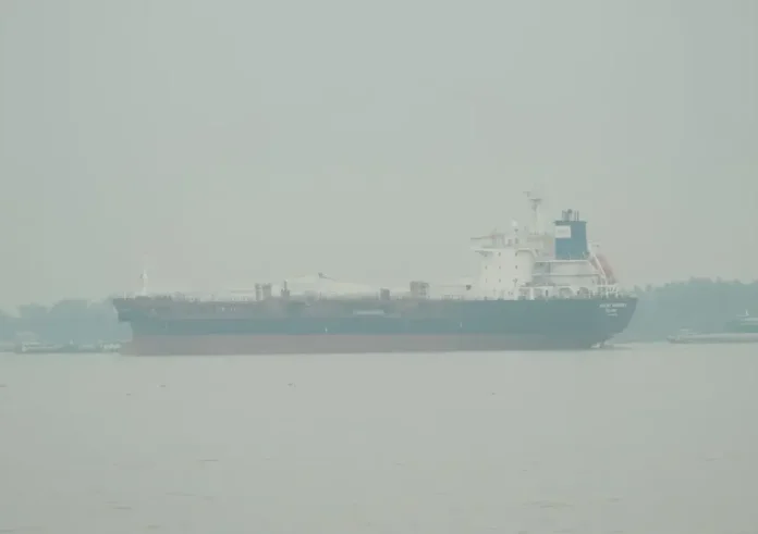 Επίθεση σε ελληνόκτητο πλοίο: 10 Έλληνες ναυτικοί σε κίνδυνο – Οι πρώτες πληροφορίες