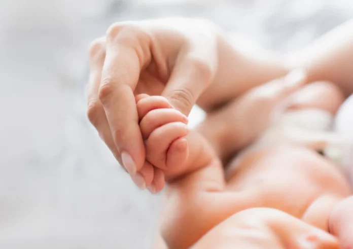 Επίδομα Μητρότητας 2026: Ο πλήρης οδηγός για τις πληρωμές, τα ποσά και το ακατάσχετο