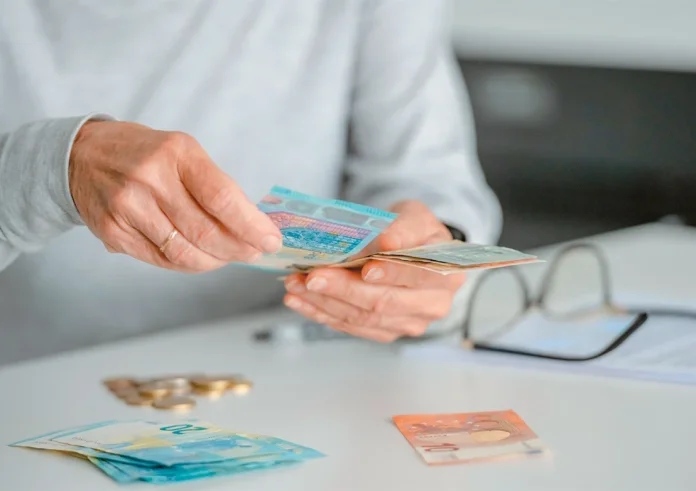 Επίδομα Συμπαράστασης: Ποιοι συνταξιούχοι το δικαιούνται και πώς θα το λάβετε