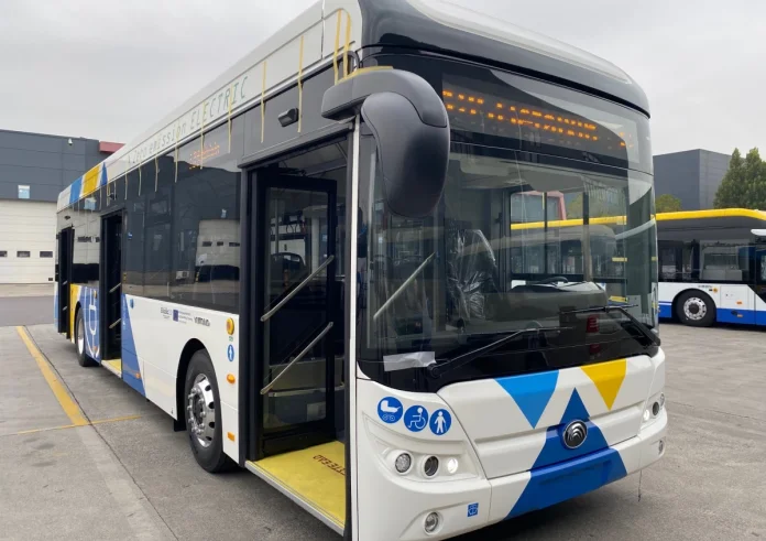 Σοκ στη Γλυφάδα: Επιτέθηκε σε επιβάτη λεωφορείου καρφώνοντάς του στυλό στο μάτι