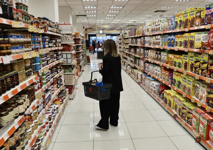 Πλαφόν σε καύσιμα και προϊόντα σούπερ μάρκετ: Νέα μέτρα κατά της αισχροκέρδειας