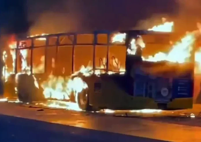 Ελβετία: Τουλάχιστον έξι νεκροί από πυρκαγιά σε λεωφορείο. Αναφορές για Αυτοπυρπόληση επιβάτη