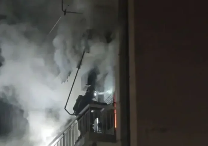 Ταύρος: Φωτιά σε διαμέρισμα 4ου ορόφου – Απεγκλωβίστηκε 50χρονος χωρίς τις αισθήσεις του