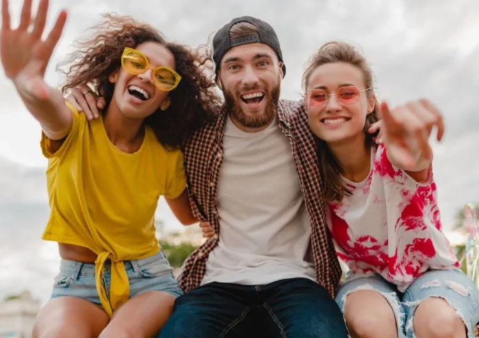 Ghosting μετά από χρόνια φιλίας: Γιατί συμβαίνει και πώς να επουλώσετε το βουβό τραύμα