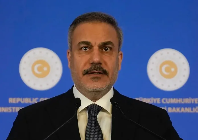 Χακάν Φιντάν: Ο Τούρκος ΥΠΕΞ διαβάζει για την αρχαία Ελλάδα σε πτήση