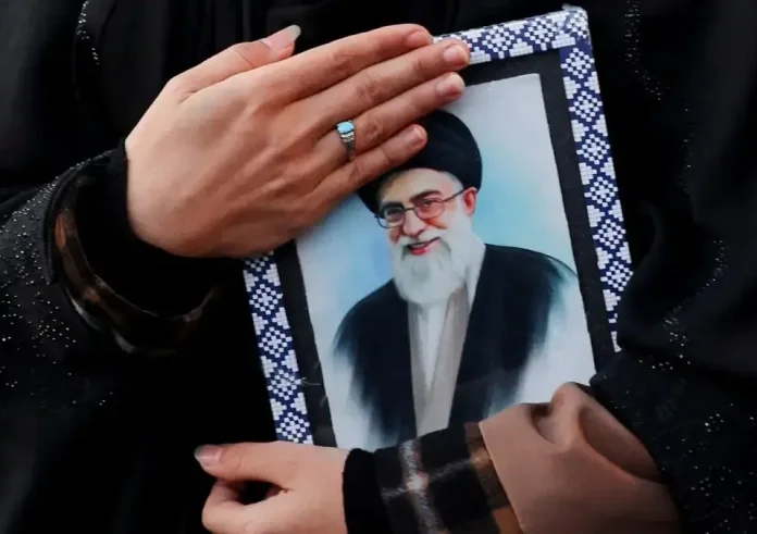 Γιατί οι Ιρανοί δεν ξεσηκώνονται μετά τον θάνατο του Χαμενεΐ: «Αντί για χαρά, ένιωσα θυμό»