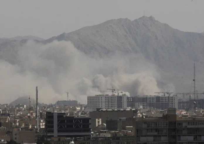 Γιατί το Ισραήλ χτύπησε «τώρα» το Ιράν; Το παρασκήνιο της επίθεσης και ο ρόλος της Ελλάδας