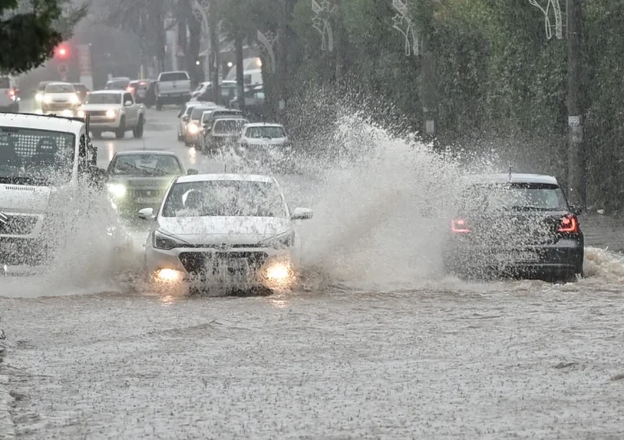 Επικίνδυνη κακοκαιρία προ των πυλών: «Βροχές» και «αφρικανική σκόνη» προκαλούν ανησυχία