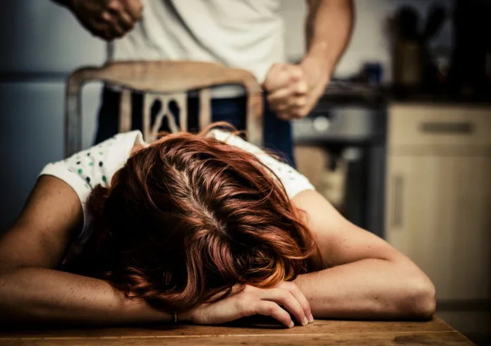 Γιατί είναι δύσκολο να αποδεσμευτούμε από έναν κακοποιητικό σύντροφο: «Η φυγή μπορεί να είναι ζήτημα ζωής και θανάτου»