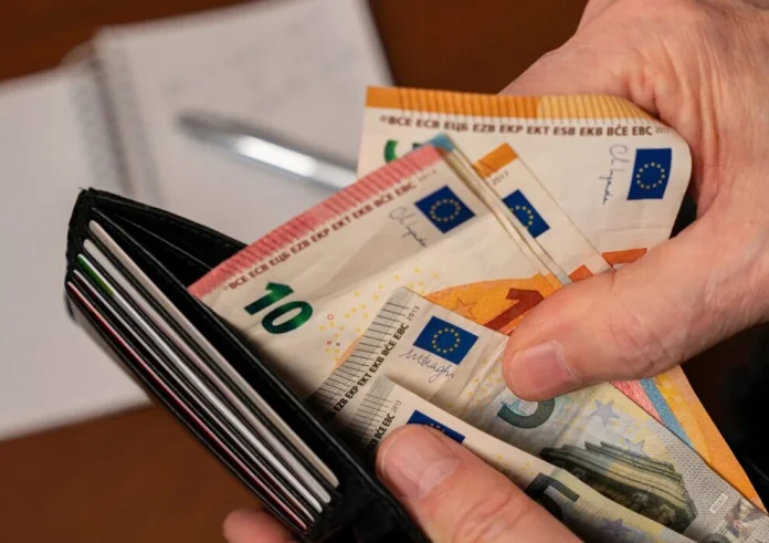 Κατώτατος μισθός έως 1.196 ευρώ με τριετίες και οικογένεια