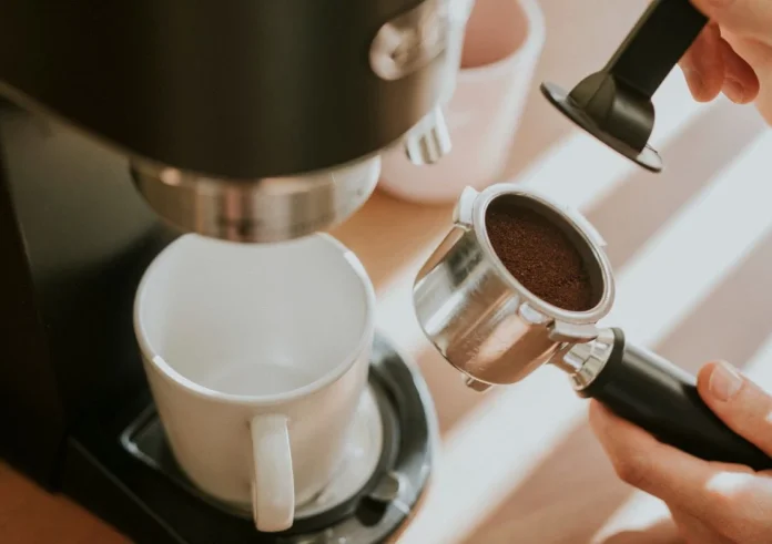 Προσοχή: Το μαγικό κόλπο με σόδα και ξύδι που εξαφανίζει τα άλατα από την καφετιέρα σας