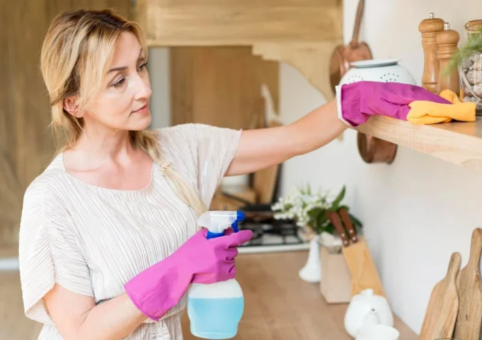 Στρατηγικός καθαρισμός σε 15 λεπτά: Η μέθοδος για να ξεκινήσετε τη Δευτέρα με τάξη και ηρεμία