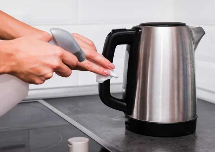 Μην πετάξετε τον βραστήρα σας: Το υλικό της κουζίνας που εξαφανίζει τα άλατα σε 120 δευτερόλεπτα